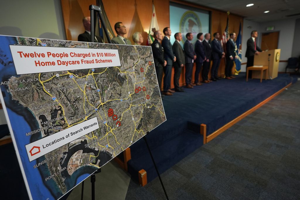 El fiscal federal Adam Gordon anuncia cargos contra una docena de personas por cobrar fraudulentamente pagos para el cuidado de niños, durante una conferencia de prensa celebrada el martes 15 de septiembre de 2026 en San Diego. (Foto AP/Gregory Bull)